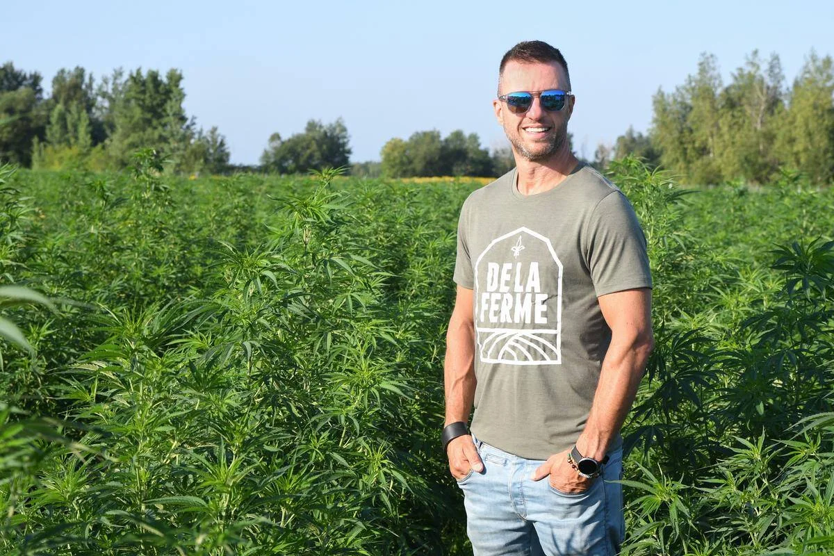 Dany debout au milieu d’un champ de chanvre
