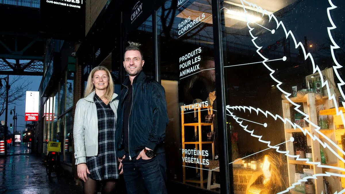 Marie-Ève et Dany devant une boutique Maison d’Herbes