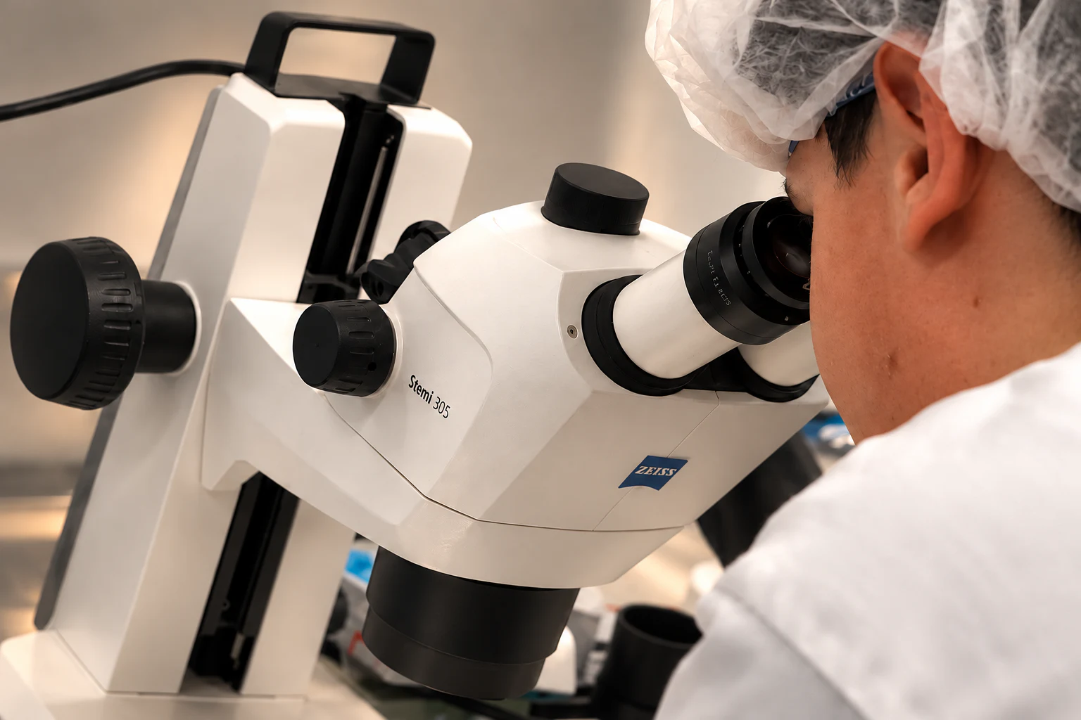 Scientifique travaillant au microscope